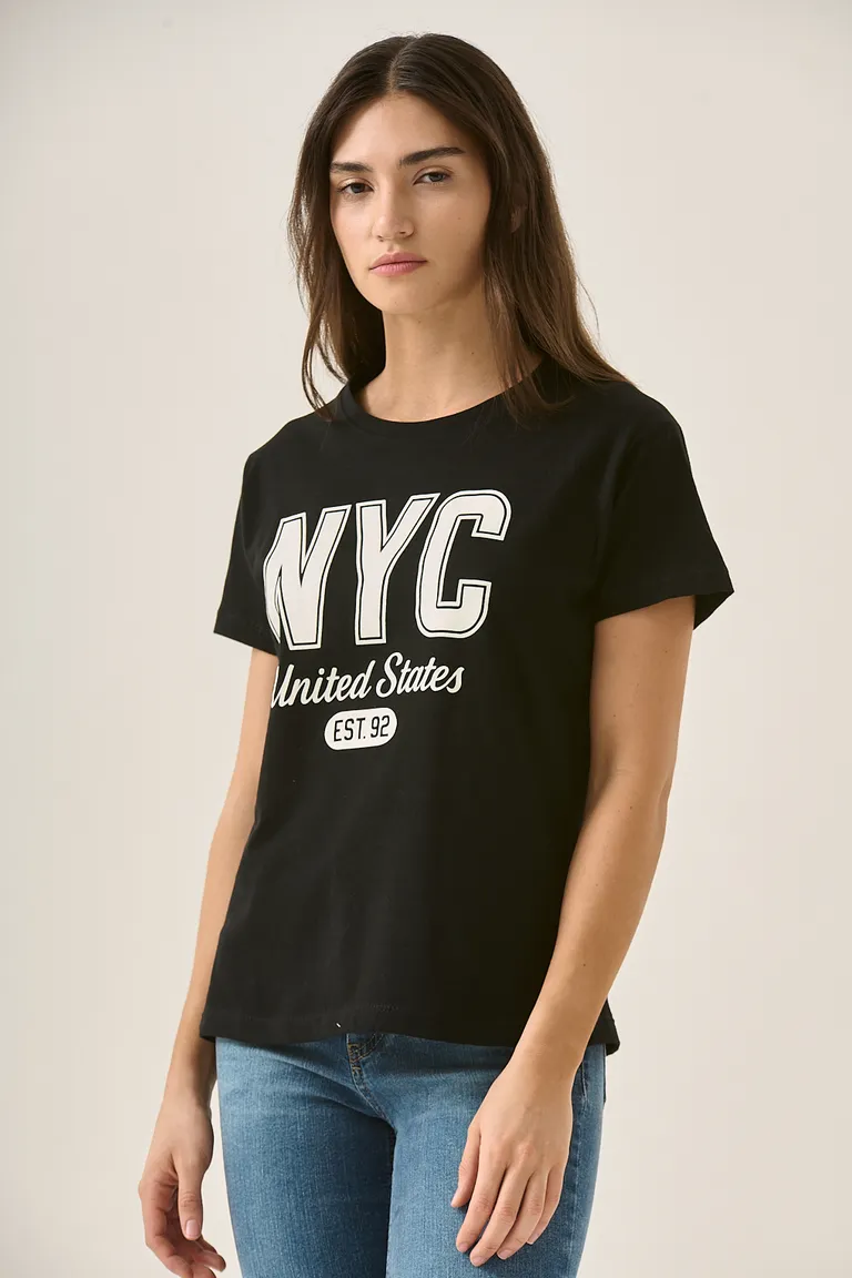Remera negra con estampado 'nyc united states est. 92' en tipografía bold de Sweet en Remeras para argentina