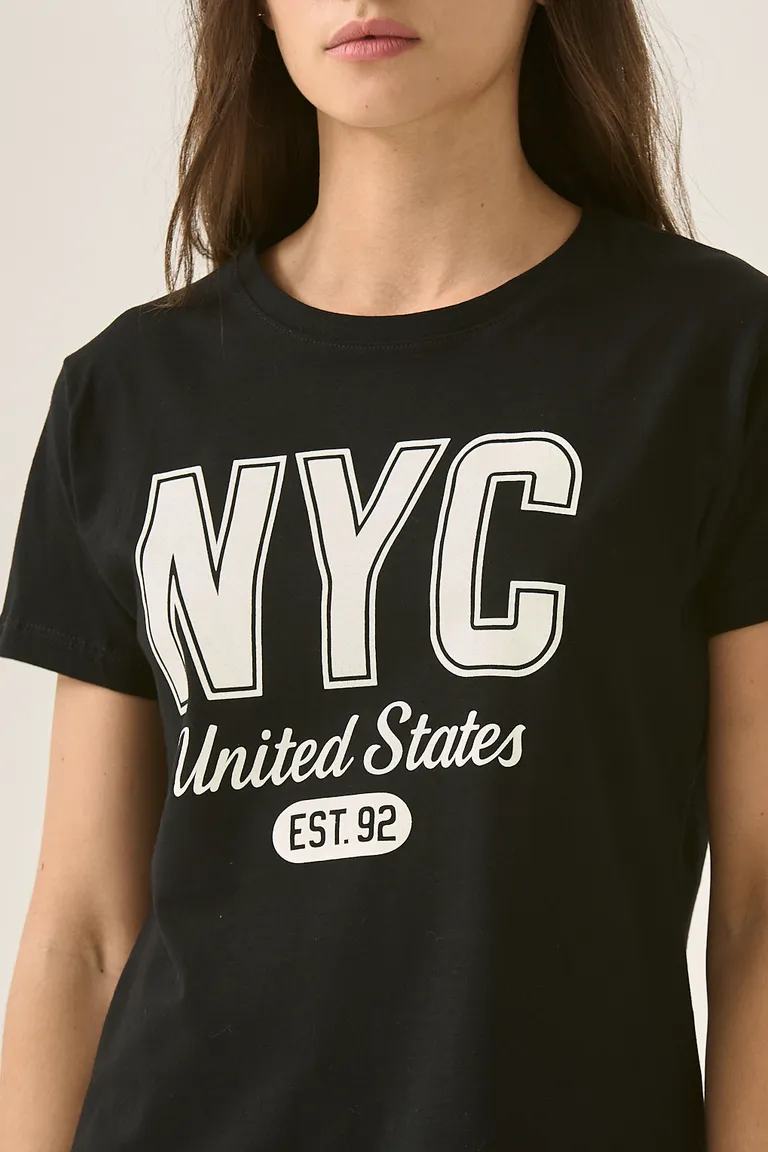 Remera negra con estampado 'nyc united states est. 92' en tipografía bold de Sweet en Remeras para argentina