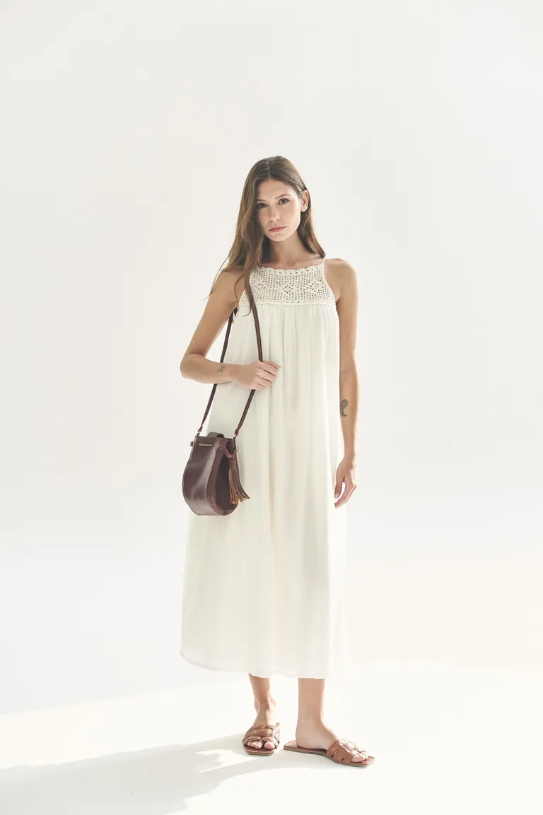 Vestido blanco midi de manga corta con detalles bordados de Akiabara en Vestidos para argentina