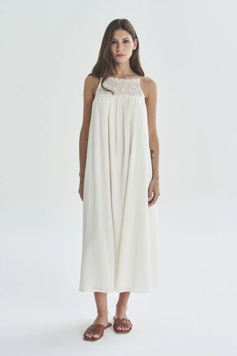 Vestido blanco midi de manga corta con detalles bordados de Akiabara en Vestidos para argentina