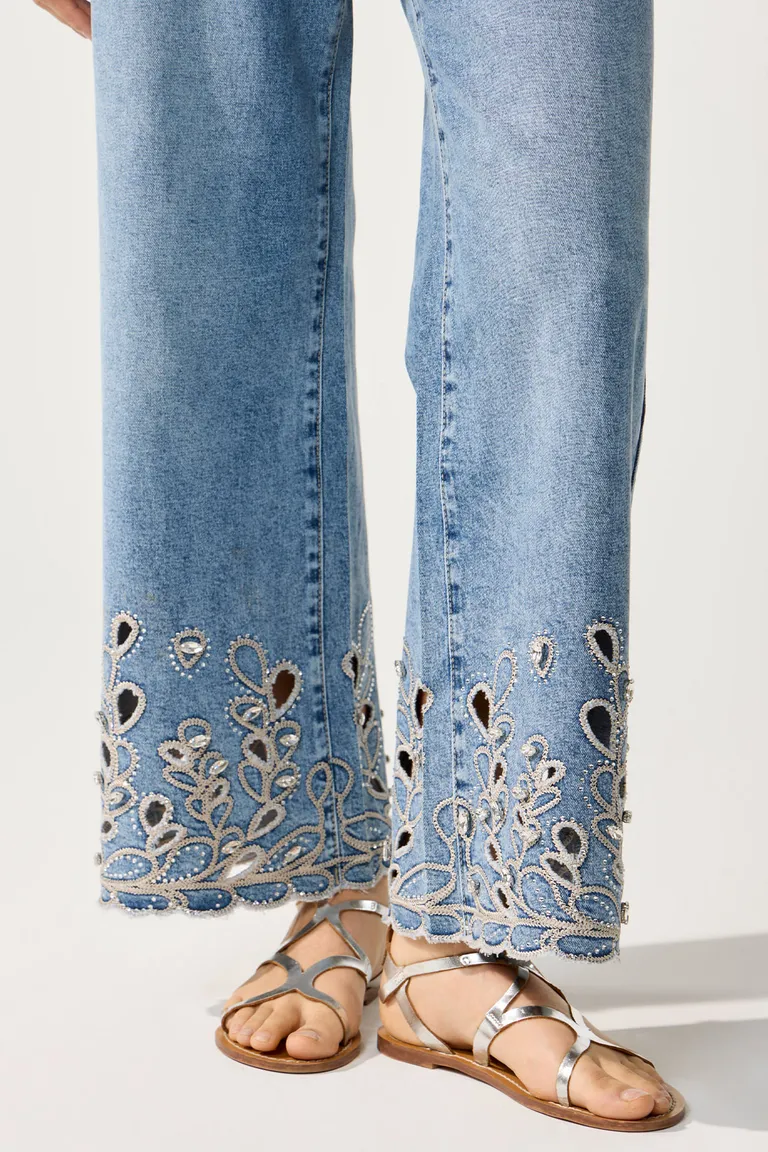 Pantalón ancho de mezclilla con calado y bordado en los bajos de Cuesta Blanca en Pantalones para argentina