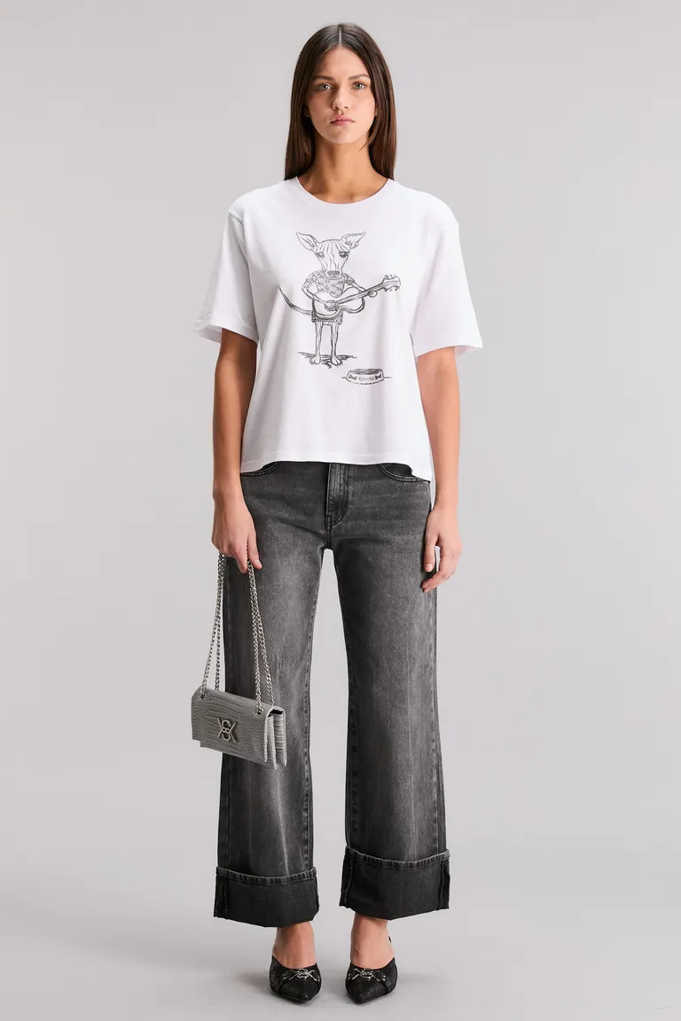 Remera oversize con estampado exclusivo, perfecta para looks casuales y cómodos de Kosiuko en Remeras para argentina