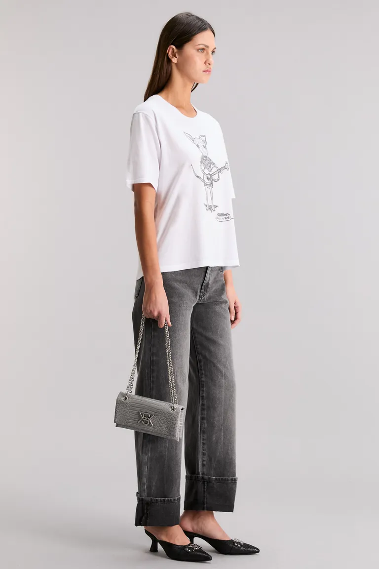 Remera oversize con estampado exclusivo, perfecta para looks casuales y cómodos de Kosiuko en Remeras para argentina