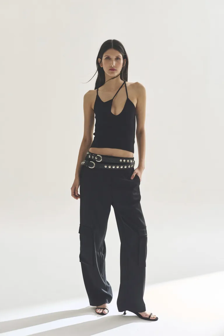 Pantalón cargo negro de diseño contemporáneo y silueta recta para un estilo urbano y elegante de Akiabara en Pantalones para argentina