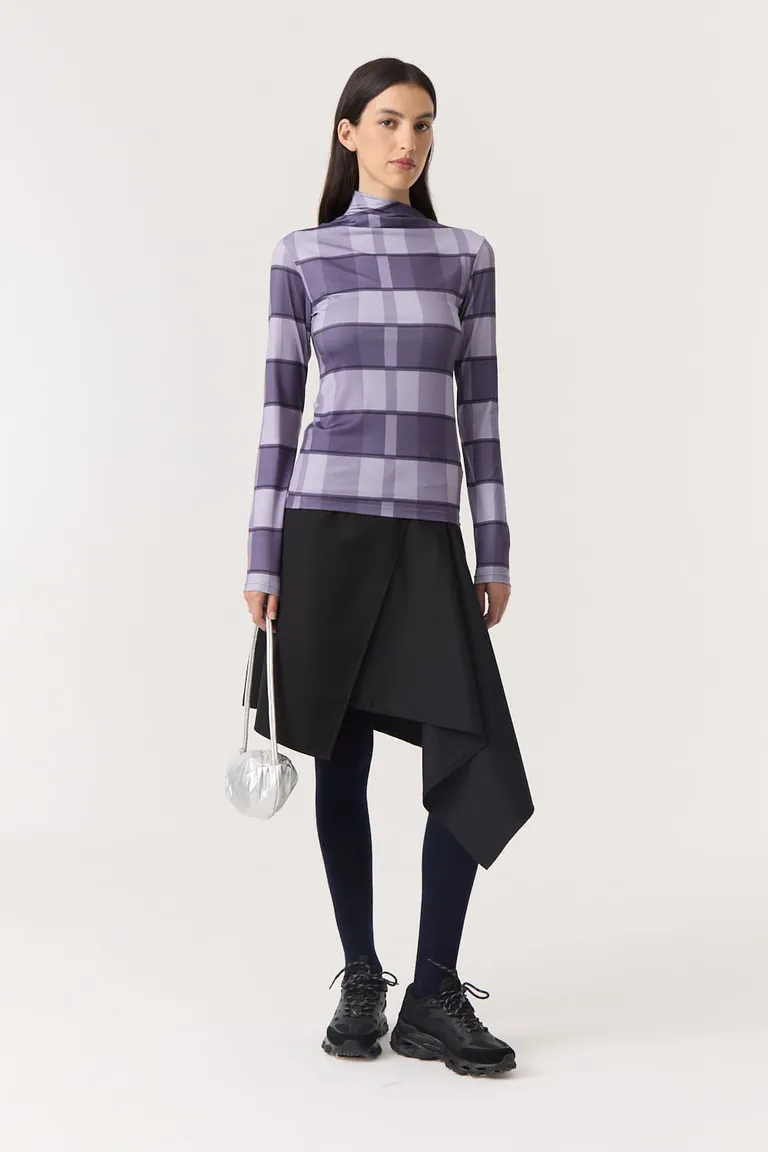 Remera de manga larga con cuello alto y frente drapeado de calce entallado de Furzai en Remeras para argentina