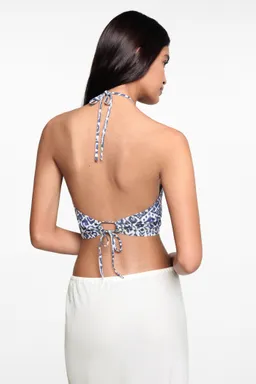 Top crop halter estampado de Mango Teen en Tops para argentina