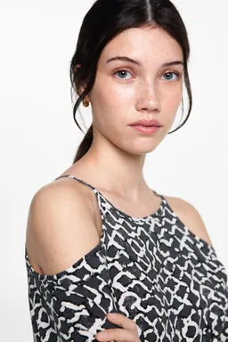 Blusa estampada con abertura de Mango Teen en Blusas para argentina