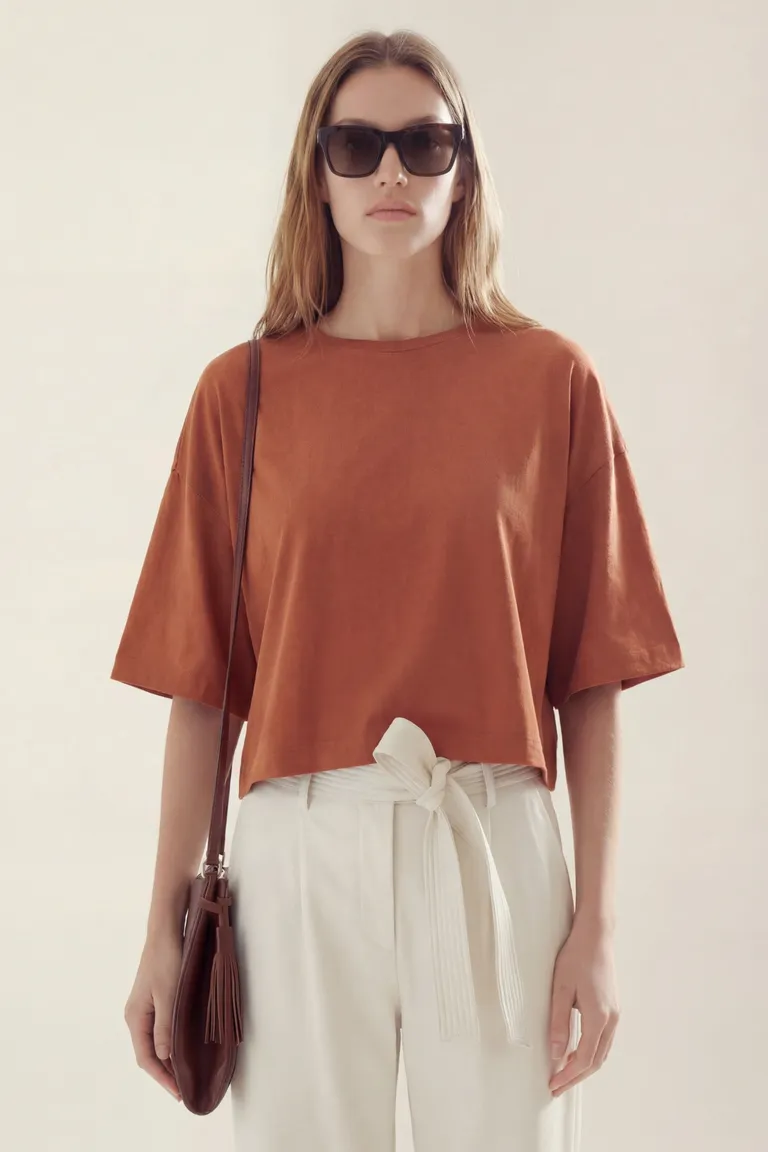 Remera de corte amplio con cuello redondo y mangas cortas de Akiabara en Remeras para argentina