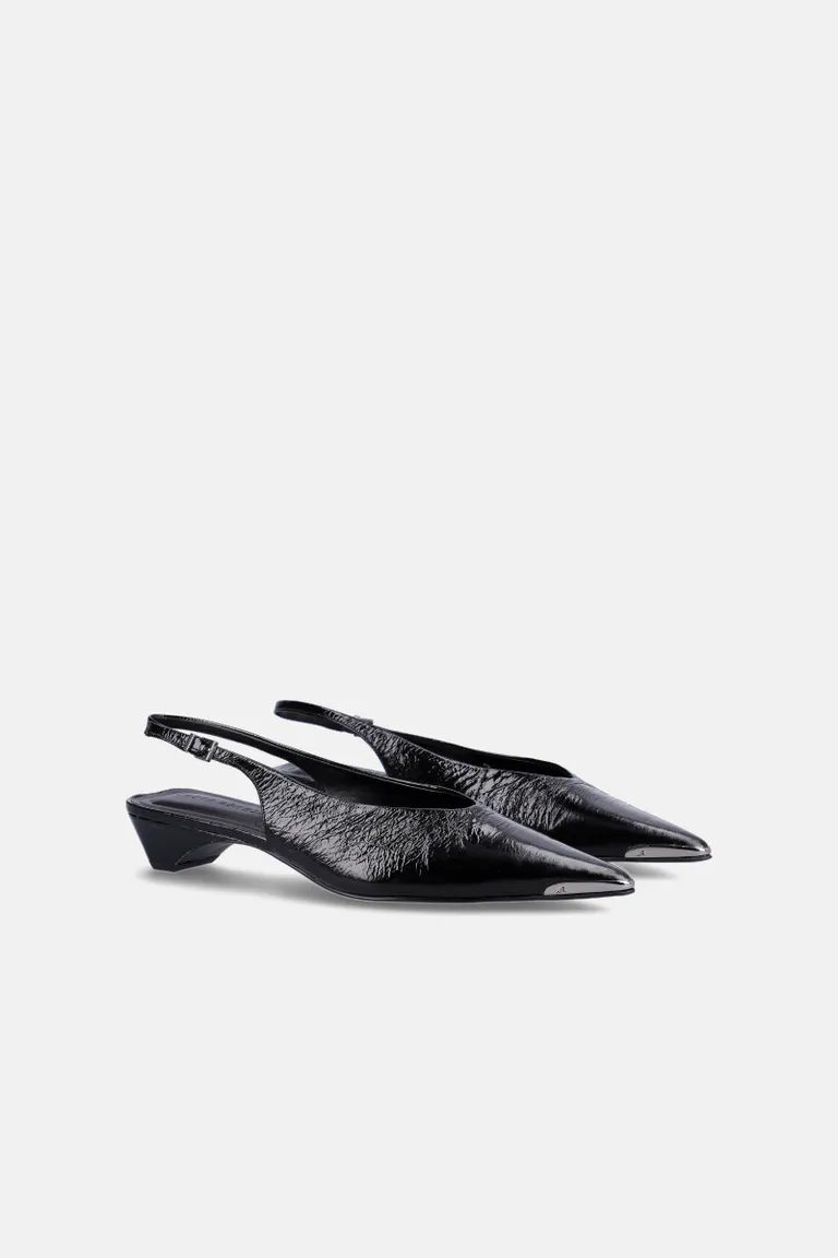 Zapato slingback de taco bajo con puntera fina y tira ajustable al talón de Justaosadia en Zapatos con Tacos para argentina