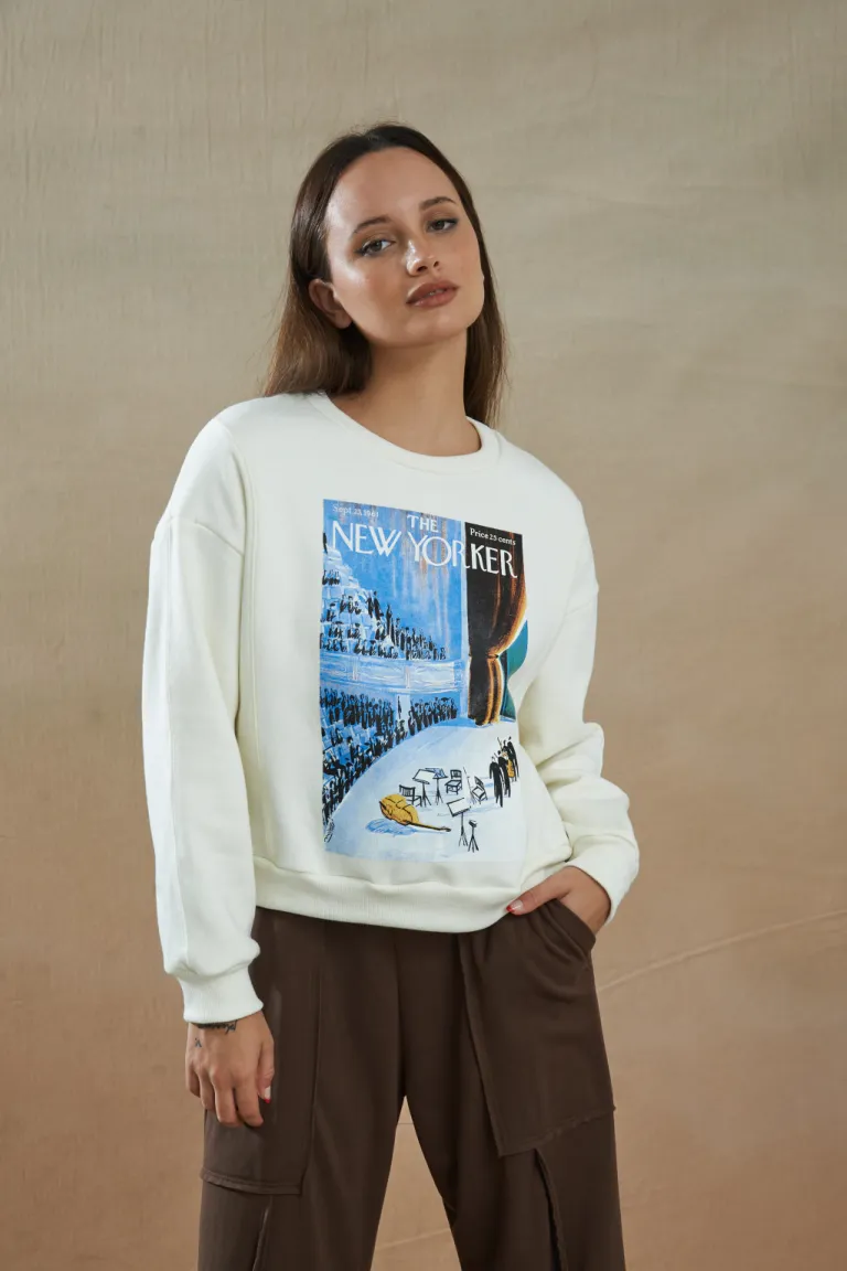 Buzo blanco con diseño gráfico en tonos azules, un básico de moda para mujeres de Apricot en Buzos y Sweaters para argentina