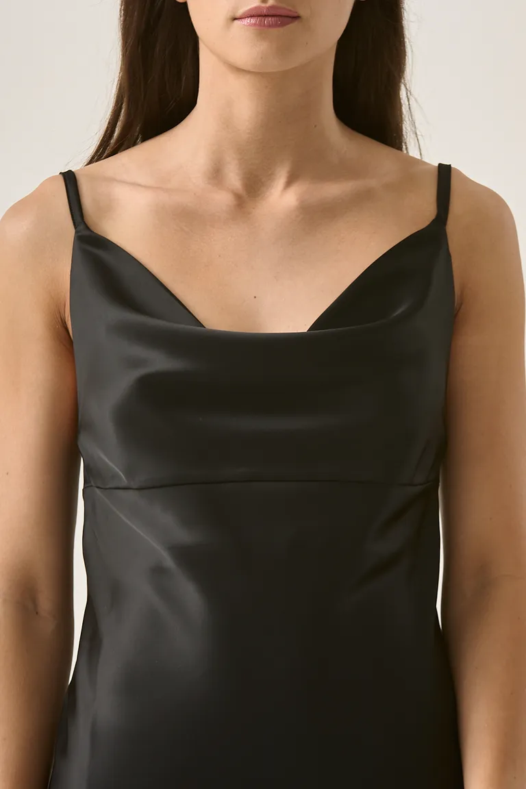 Vestido corto de diseño drapeado y fluido en acabado satinado de Sweet en Vestidos para argentina