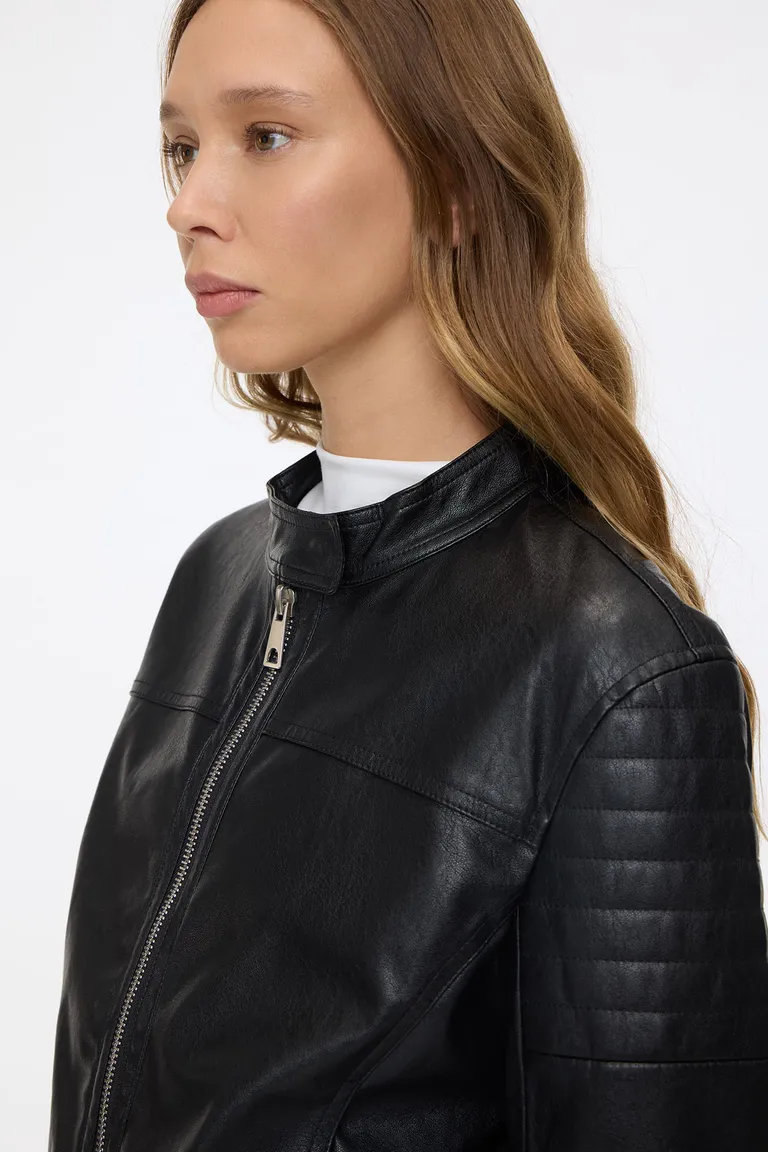 Campera corta tipo biker con cuello mao, detalle de costuras en hombros y cierre central de Cuesta Blanca en Chaquetas para argentina