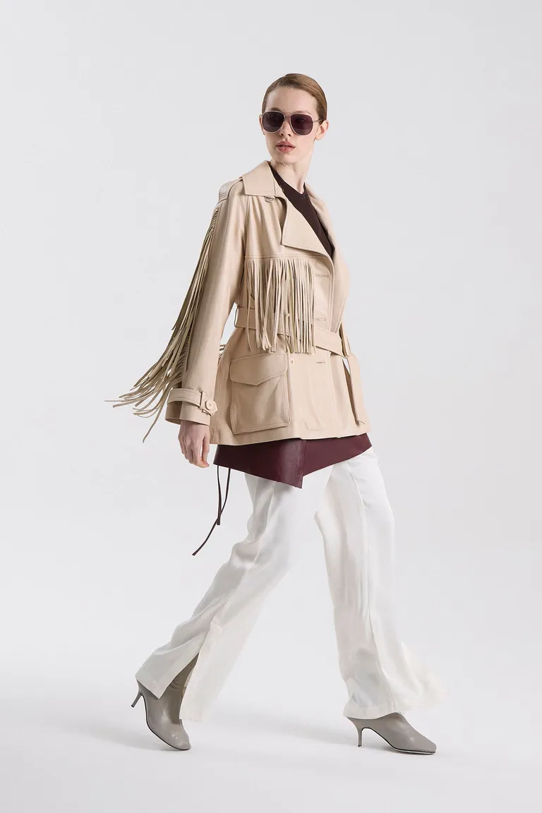 Trench corto con flecos en mangas y espalda con detalle de charreteras en hombros de Maria Cher en Chaquetas para argentina