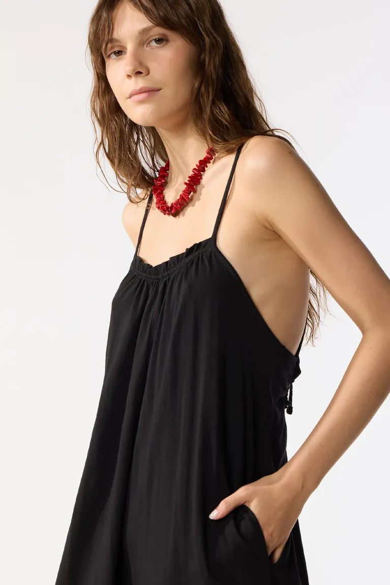 Mono largo de mujer con tirantes finos escote fruncido espalda descubierta y bolsillos laterales de Cuesta Blanca en Monos para argentina