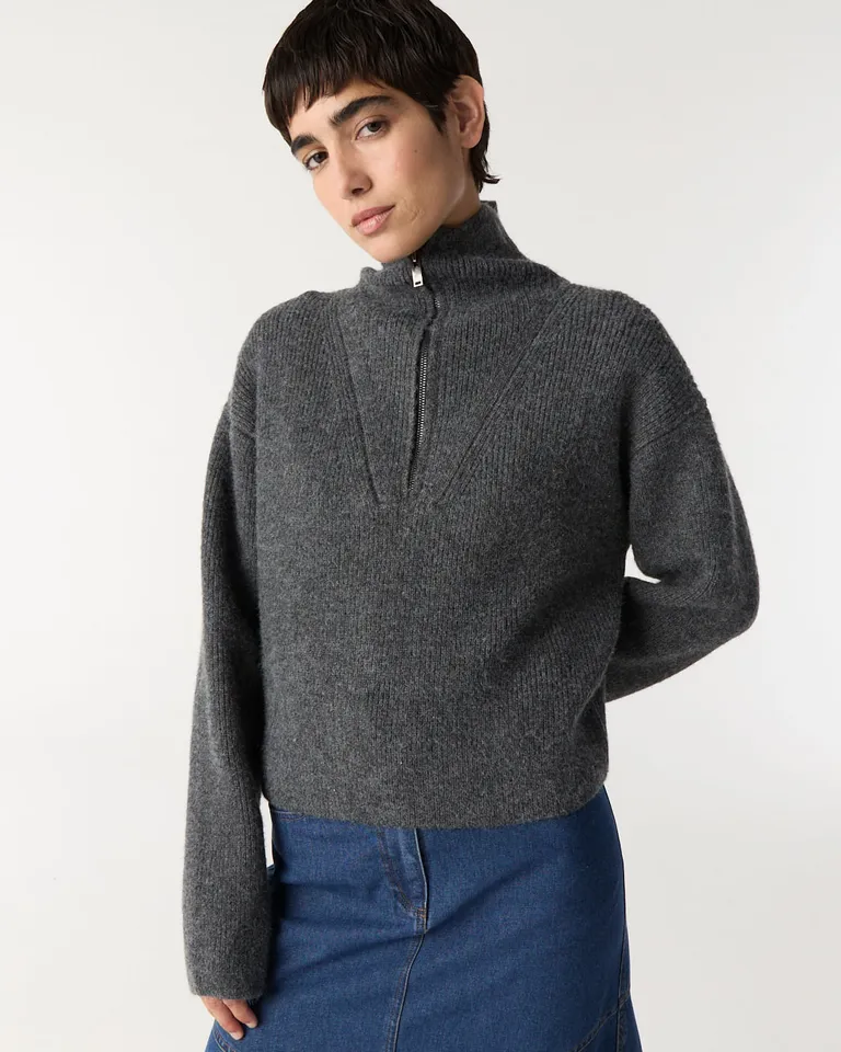 Sweater con cuello alto y cierre frontal de calce regular de Furzai en Buzos y Sweaters para argentina