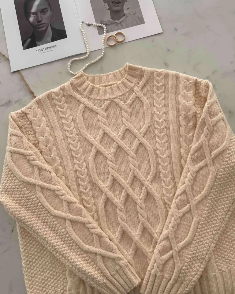 Abrigado suéter de punto con intrincado diseño tejido en relieve de Hesed en Buzos y Sweaters para argentina