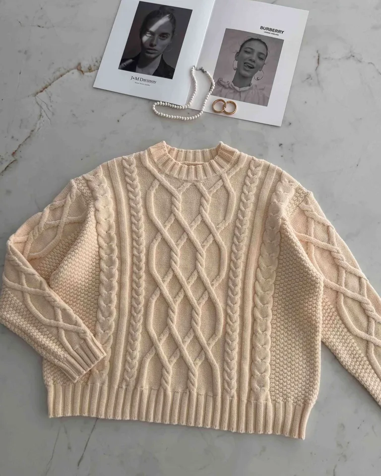 Abrigado suéter de punto con intrincado diseño tejido en relieve de Hesed en Buzos y Sweaters para argentina