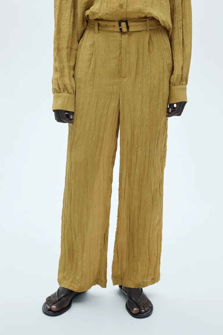 Pantalón textura con cinturón de Mango en Pantalones para argentina