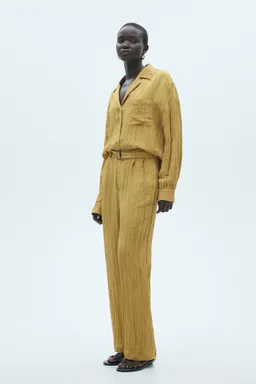Pantalón textura con cinturón de Mango en Pantalones para argentina