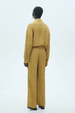 Pantalón textura con cinturón de Mango en Pantalones para argentina