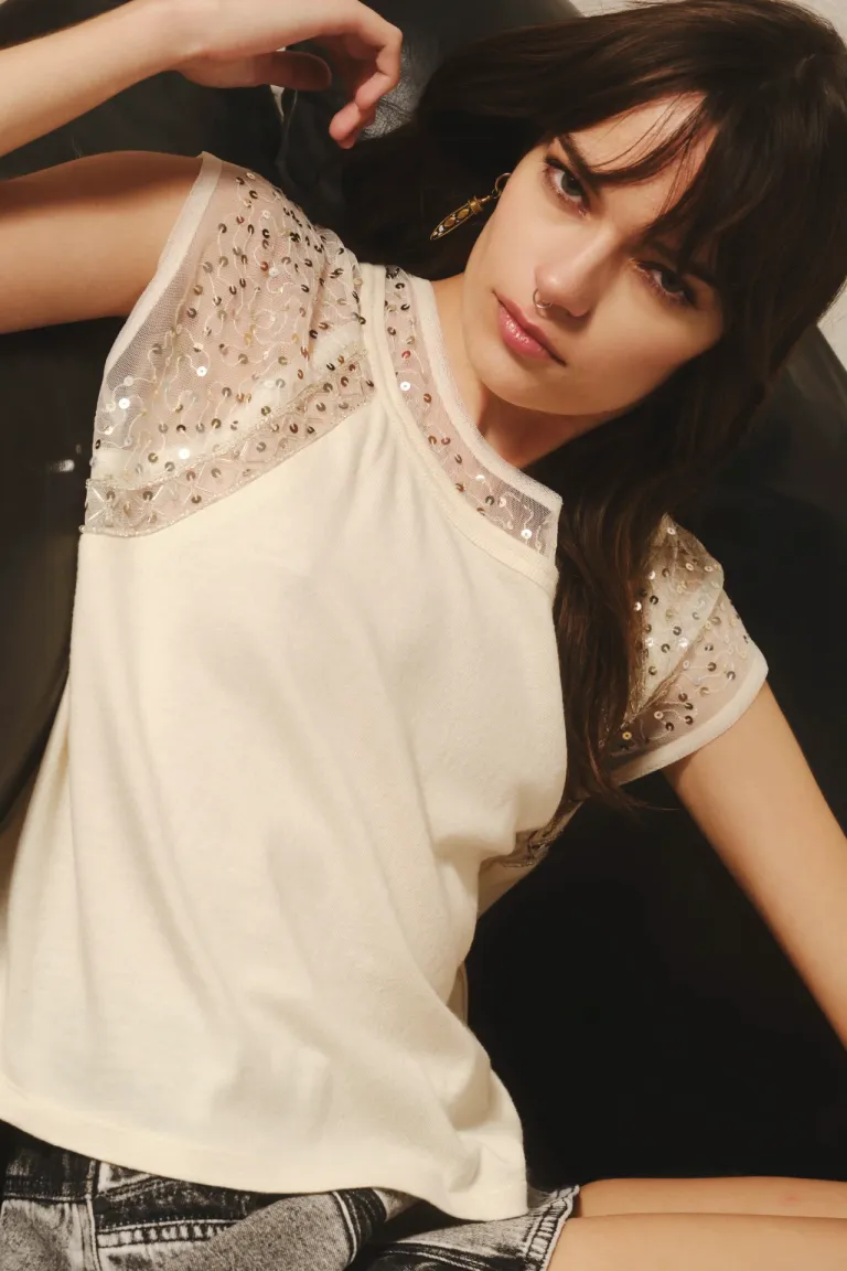 Remera de algodón con mangas y cuello de encaje bordado con lentejuelas de Rapsodia en Remeras para argentina