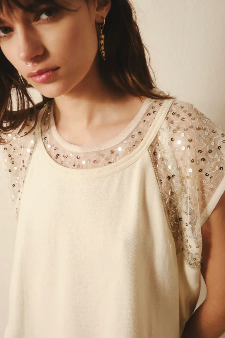 Remera de algodón con mangas y cuello de encaje bordado con lentejuelas de Rapsodia en Remeras para argentina