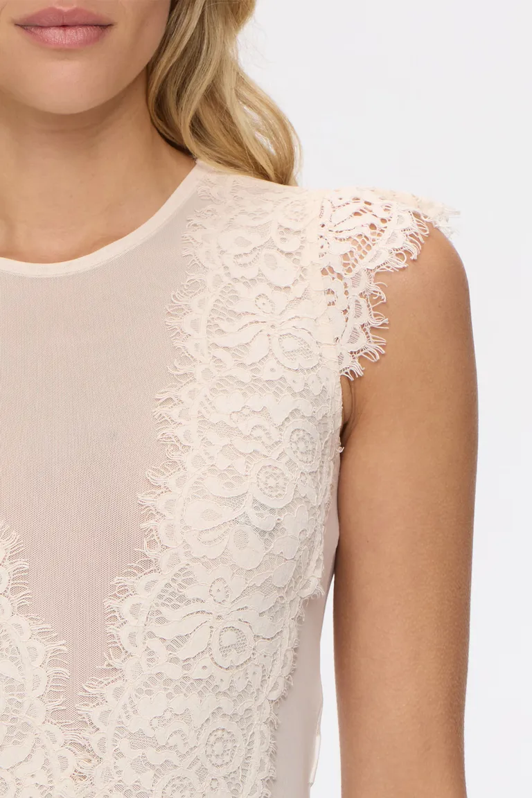 Body femenino de tul con detalle de encaje en escote y hombros sin mangas de Cuesta Blanca en Bodies para argentina