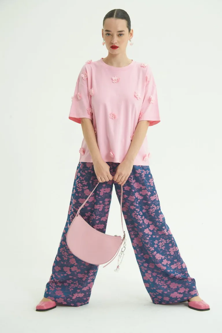 Remera de algodón con bordado floral en diseño boxy y hombros caídos de Las Pepas en Remeras para argentina