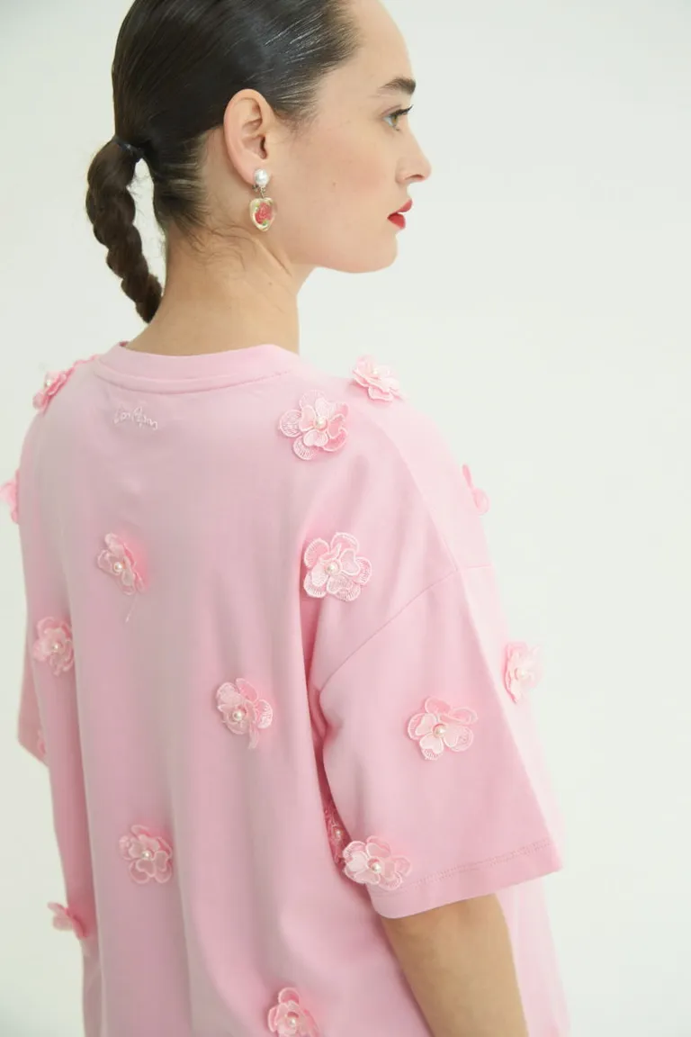 Remera de algodón con bordado floral en diseño boxy y hombros caídos de Las Pepas en Remeras para argentina