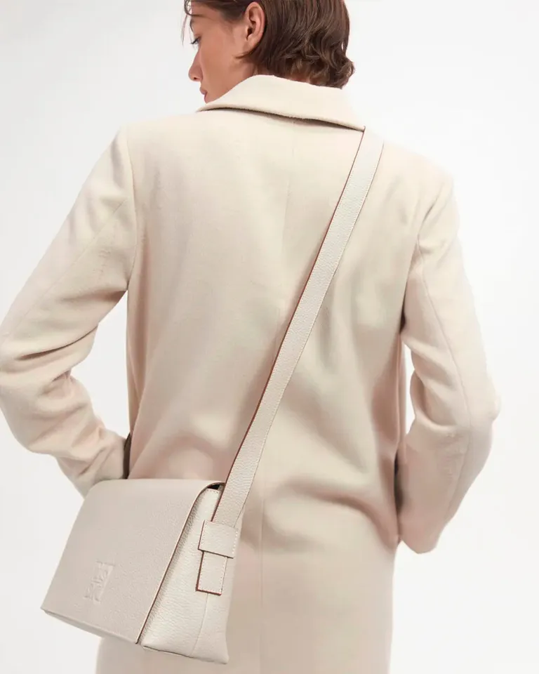 Bandolera de cuero graneado: un accesorio elegante y versátil para el día a día de Prüne en Bolsos y Carteras para argentina