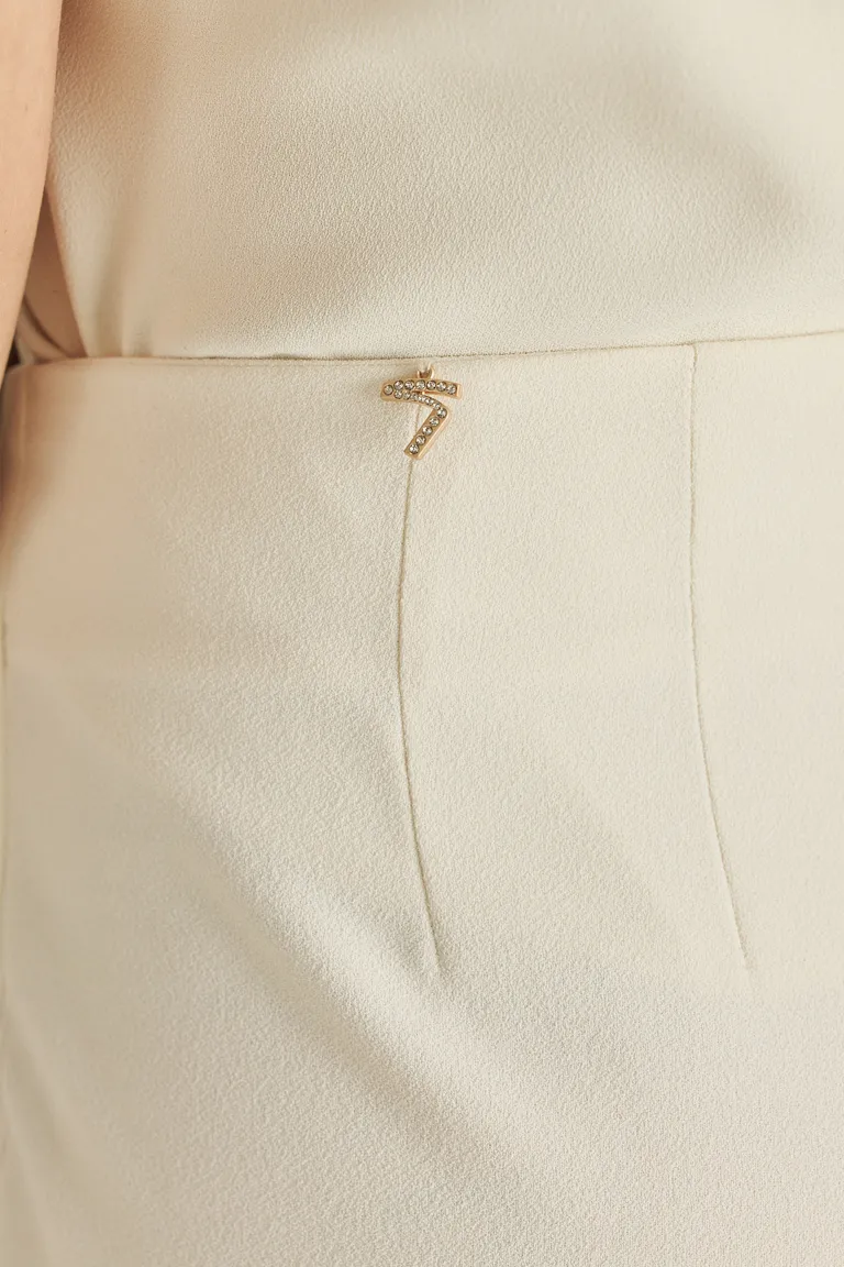 Pantalón de corte fluido con detalle en satén para un look elegante y moderno de Tucci en Pantalones para argentina