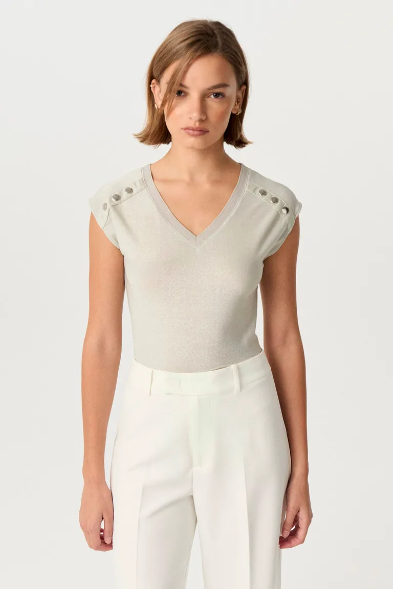 Remera de microfibra con hombros caídos y botones metálicos en las mangas de Markova en Remeras para argentina