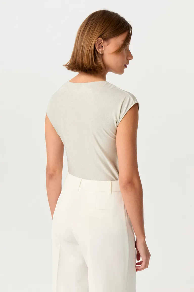 Remera de microfibra con hombros caídos y botones metálicos en las mangas de Markova en Remeras para argentina