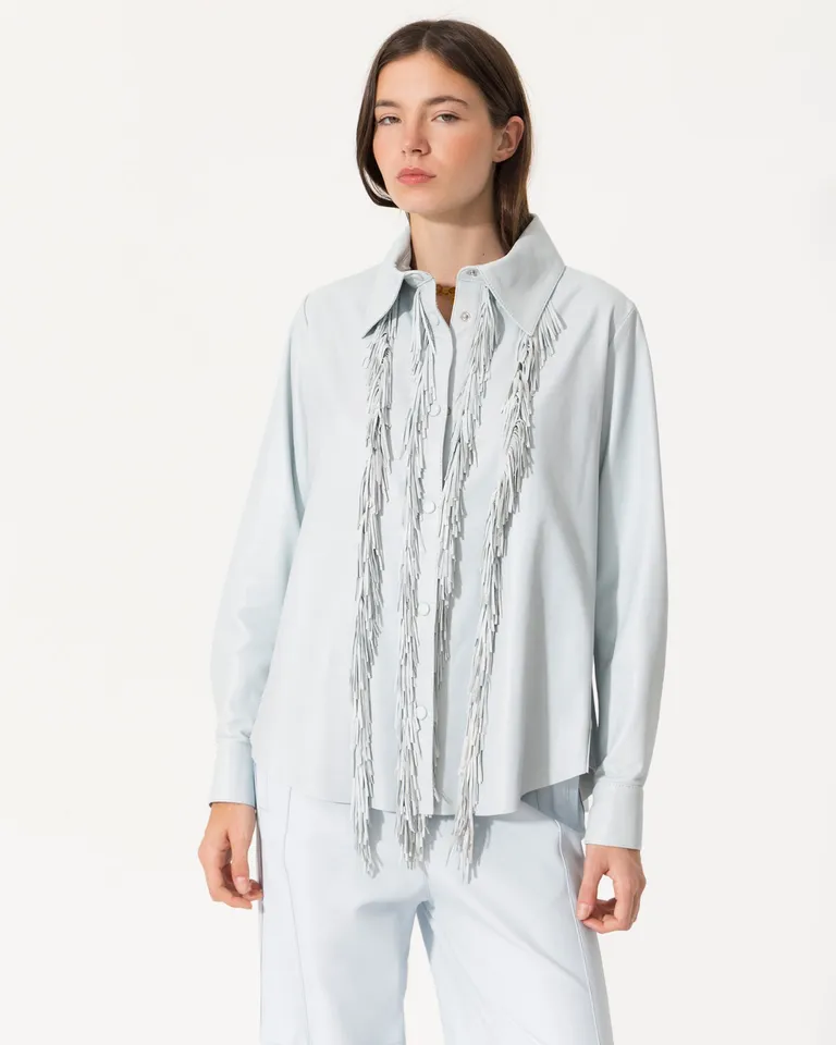 Camisa de cuero con detalles de flecos, prenda versátil y de líneas modernas de Jazmin Chebar en Camisas para argentina
