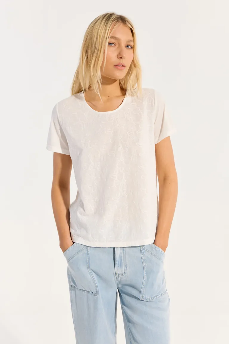 Remera de manga corta con detalles bordados en diseño romántico de Portsaid en Remeras para argentina