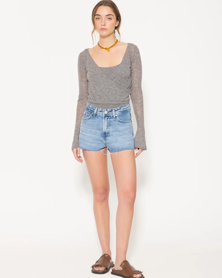 Shorts de denim de corte relajado y ruedo al corte de Jazmin Chebar en Shorts para argentina