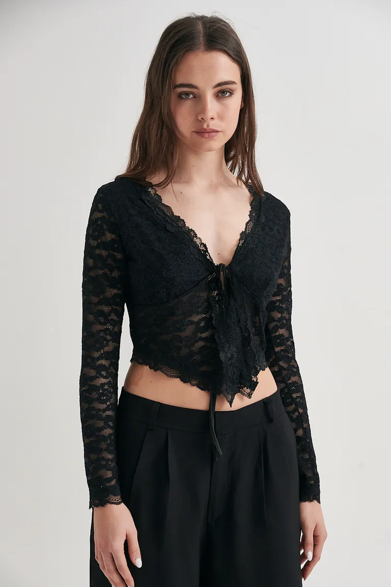 Top de encaje negro con escote en V y ajuste ceñido - Prenda femenina y elegante de Sweet en Tops para argentina