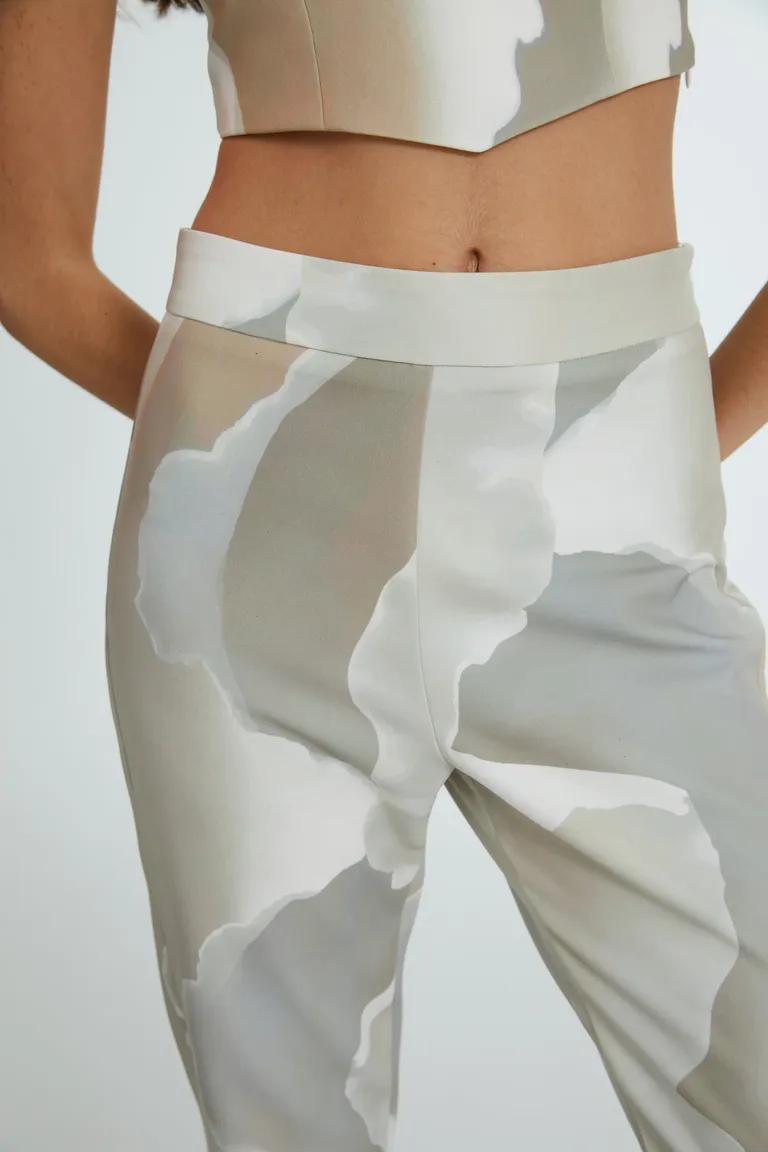 Pantalón de tiro alto con diseño exclusivo y detalles en crepe sastrero de Naíma en Pantalones para argentina