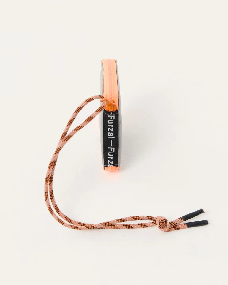 Billetera cuadrada con cierre y tira para colgar de diseño funcional de Furzai en Billeteras y Monederos para argentina