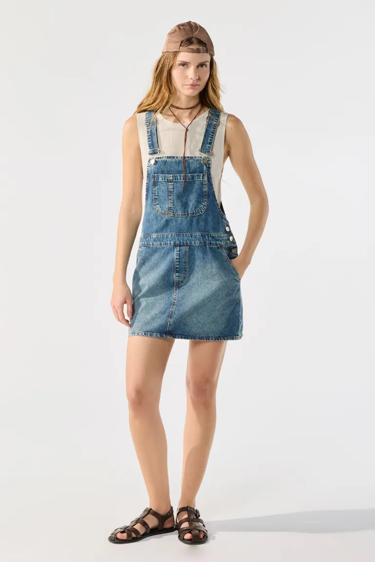 Mono de mezclilla azul con diseño de lavado desgastado y cierre frontal de hebillas de Cuesta Blanca en Monos para argentina