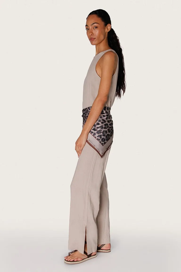 Mono de lino largo con tajos laterales y cuello cerrado de Sofia Sarkany en Monos para argentina