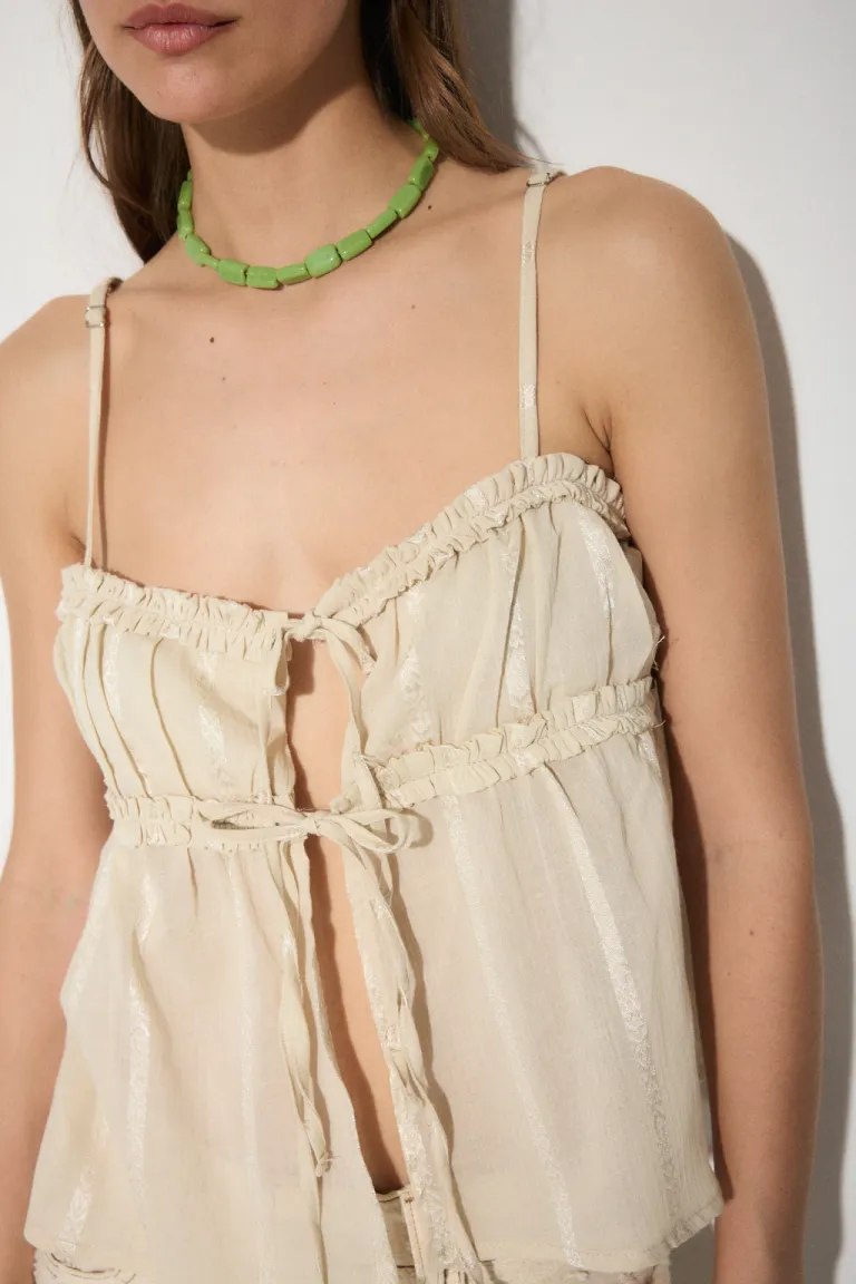 Elegante blusa musculosa con lazos para anudar en textil de lino camisero labrado de Audaz en Blusas para argentina