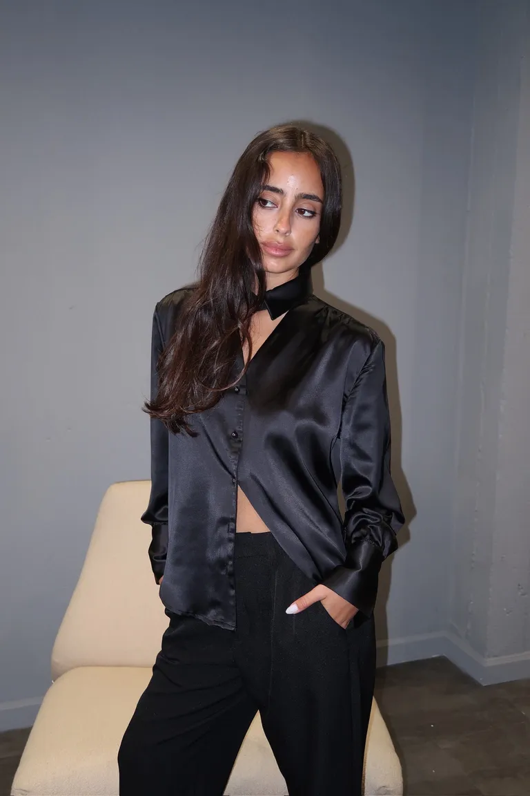 Camisa de satén negra con cuello en V y botones redondos - Prenda elegante y versátil de Naíma en Camisas para argentina