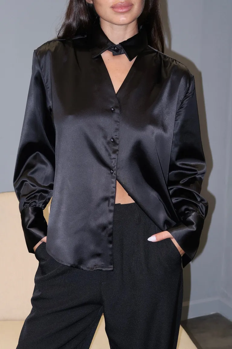 Camisa de satén negra con cuello en V y botones redondos - Prenda elegante y versátil de Naíma en Camisas para argentina