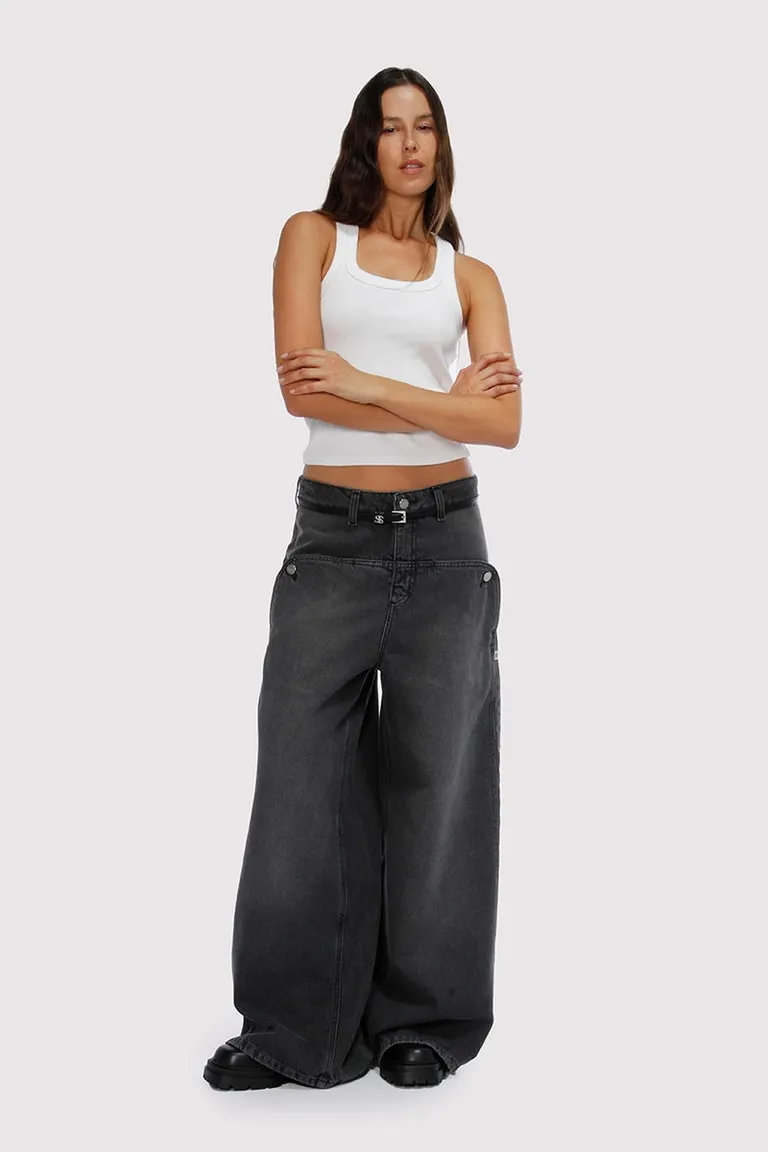 Pantalón de mujer tiro medio con diseño de pierna ancha y detalles de recortes de Sofia Sarkany en Pantalones para argentina