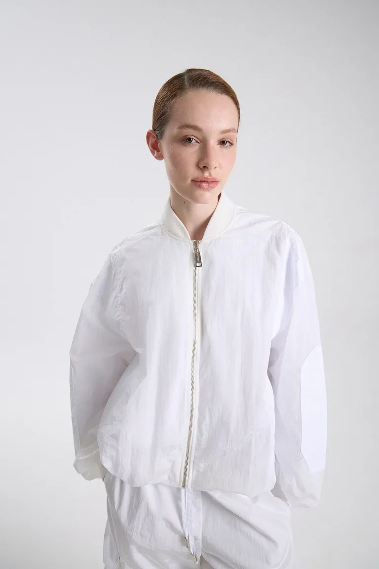 Campera bomber urbana con cierre frontal y terminaciones acanaladas en cuello y puños de Maria Cher en Chaquetas para argentina