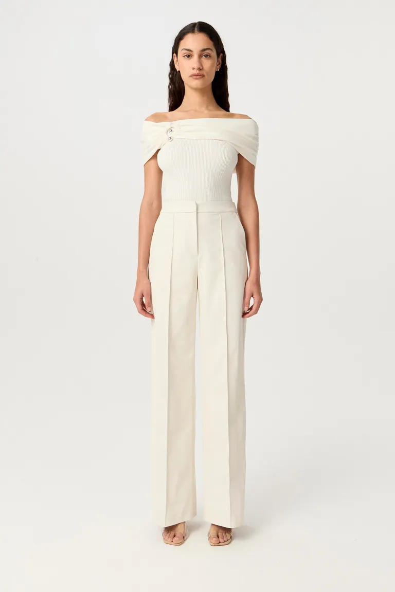 Top tejido de punto acanalado con escote barco y detalles metálicos para un estilo formal y elegante de Markova en Tops para argentina