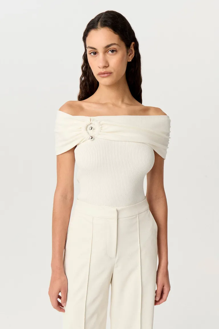 Top tejido de punto acanalado con escote barco y detalles metálicos para un estilo formal y elegante de Markova en Tops para argentina