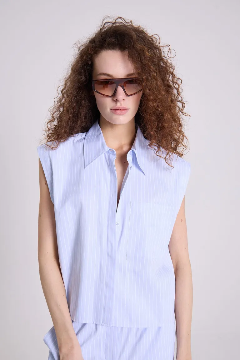 Camisa celeste sin mangas de diseño elegante y moderno de Maria Cher en Camisas para argentina