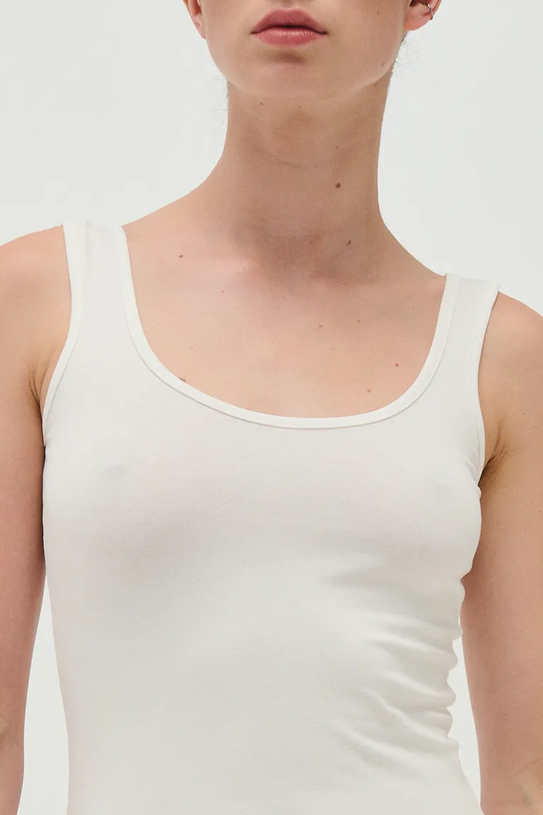 Musculosa básica de modal con corte relajado y escote redondeado de Sweet en Tops para argentina